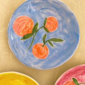 Assiette Clémentine, Assiette orange en céramique peinte à la main, Vaisselle colorée printemps-été, Ustensiles de cuisine aux agrumes, Décoration méditerranéenne, Cadeau d'hôtesse image 4