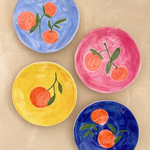 Assiette Clémentine, Assiette orange en céramique peinte à la main, Vaisselle colorée printemps-été, Ustensiles de cuisine aux agrumes, Décoration méditerranéenne, Cadeau d'hôtesse image 1