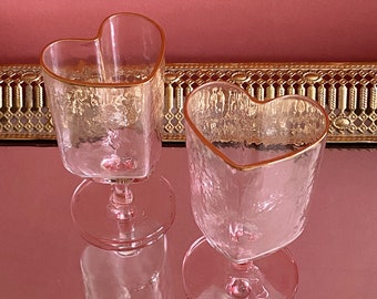 Copa de vino de corazón rosa con borde dorado, coqueta, estética, cristalería hecha a mano, romántico, regalo para ella, vajilla de boda, regalo de anfitriona