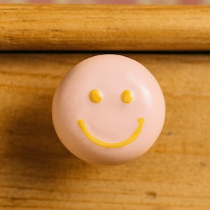 Rosa Smiley Keramik Schubladenknauf, niedlichen Schrank Knauf, Kinder kommode Griff, Kokette Zimmer Dekor, Pastell Hardwares, spielerische Akzent