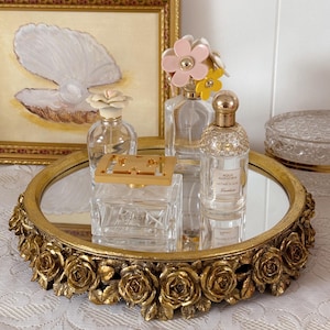 Vassoio portaoggetti con specchio Golden Roses, vassoio portaprofumi floreale dorato decorato, organizer per toeletta in stile vintage, arredo bagno glamour, regalo