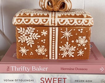 Cottage Kitchen Gingerbread Ceramic Storage Jar, Cookie Jar with Bow, Holiday Treats Canister, Nostalgic Christmas Decor, Cozy Baking Gift