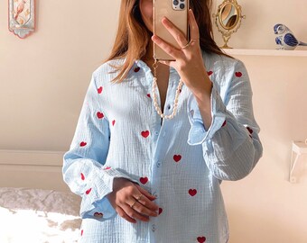 Bestickte Herz Bluse, 100% Baumwolle, weiß, blau Button-Down mit roten Herzen, Top, Garderobe, Heftklammer, vielseitig, lässig, feminin, romantisch