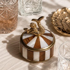 Boîte à bijoux en laiton nacre sirène, laiton recyclé, souvenir, sirène, chic côtier, style vintage, cadeau pour amoureux de l'océan