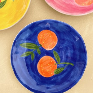 Assiette Clémentine, Assiette orange en céramique peinte à la main, Vaisselle colorée printemps-été, Ustensiles de cuisine aux agrumes, Décoration méditerranéenne, Cadeau d'hôtesse image 5
