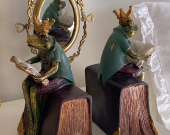 Verzauberte Froschkönig Buchstützen Paar, königliche Regal Dekor, Buchstützen Set, Märchen, wunderlich, Märchenbuch-inspiriert, magische Tier Dekoration