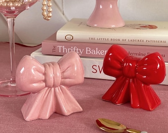 Salero y pimentero de porcelana con forma de lazo, decoración de cocina en rosa y rojo, vajilla estilo cottagecore, un acogedor detalle para el comedor, bonitos saleros y pimenteros de cerámica, regalo navideño.