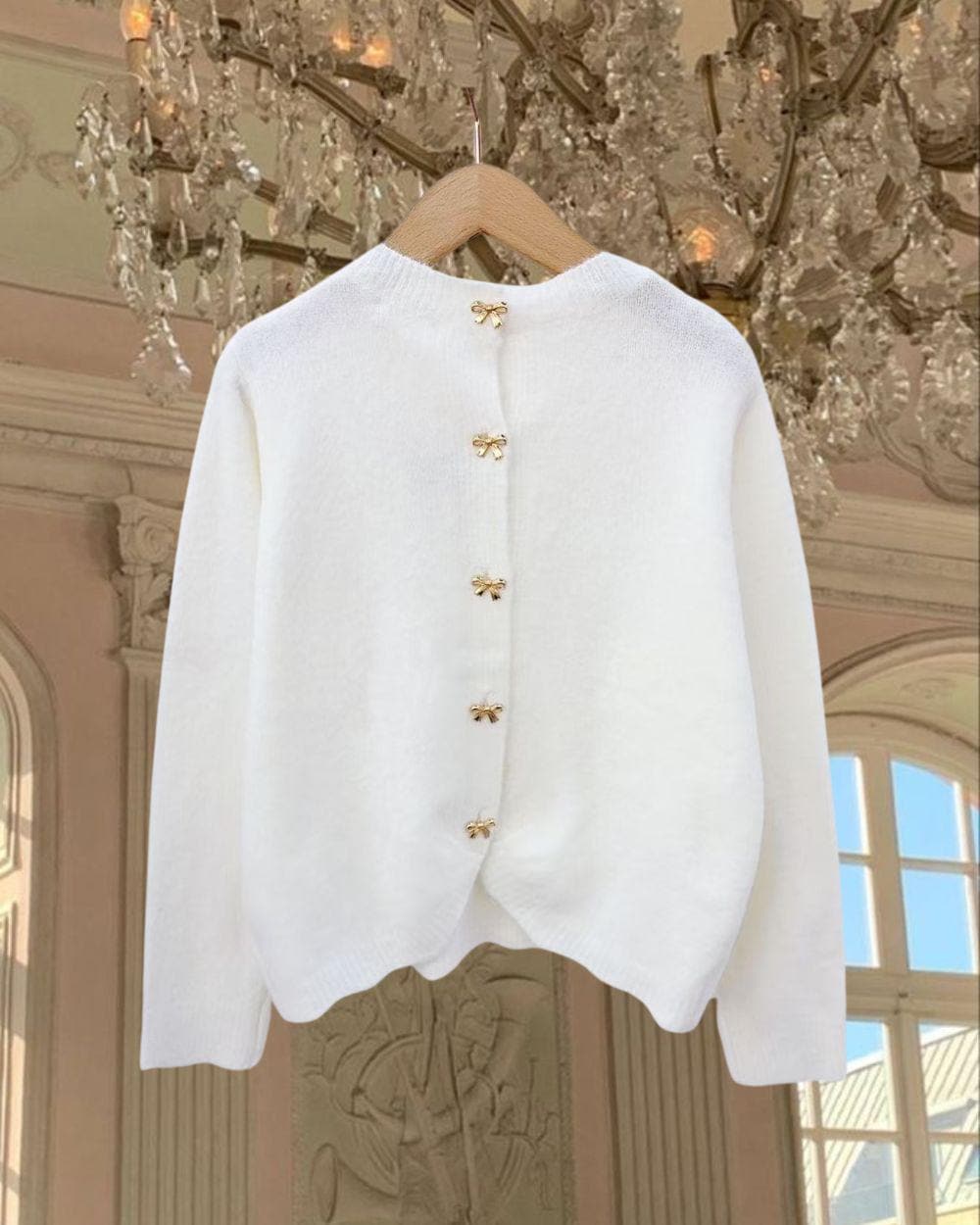 Chic Gold Bow Button Cardigan, Ivory Knit, weich, elegant, gemütlich, luxuriös, schick, bequem, feminin, kokett, romantisch, weich Mädchen Kleiderschrank