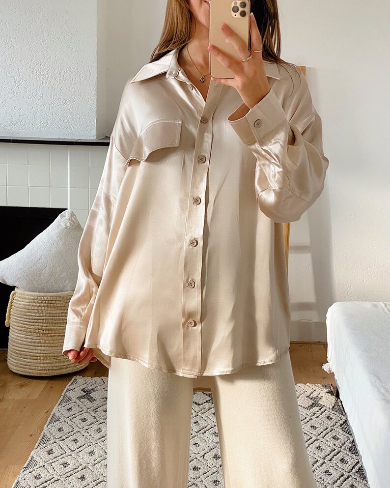 Silkeslen blus Reverie, garderobens basplagg, oumbärlig, feminin, elegant, avslappnad chic, sofistikerad, tidlös, professionell, kontorsklädsel bild 3