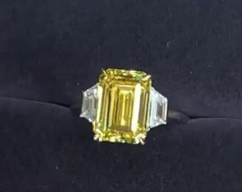 Anello con diamante giallo taglio smeraldo Anello di fidanzamento con diamante giallo canarino Anello nuziale con tre pietre Anello a grappolo in oro giallo 14k regalo per lei