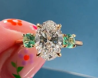 Anello di fidanzamento in Moissanite a taglio ovale da 2,5 CT / Pietra laterale verde a taglio rotondo con anello a tre pietre a taglio ovale Anello di promessa Proporre anello per lei