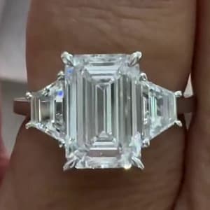 4 ct Moissanit Triologie / Trapez Seitensteine / 14k Weißgold / 3-Stein Ring / Verlobungsring / Jubiläumsgeschenk für Sie