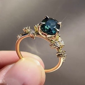 Blauwgroene saffier verlovingsring | Ovaal geslepen groenblauwe saffier en moissanietring aan de zijkant, trouwring, 14k massief geelgouden ring, art deco bruidsring