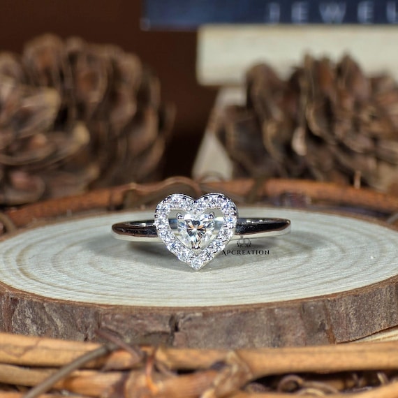 Anillo de compromiso con halo de diamantes en forma de corazón de
