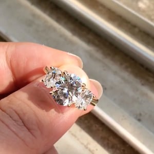 Oval Shape Moissanite Diamond Ring 3 CT Three Stone Engagement Ring Side Oval Cut Moissanite Wedding Anniversary Ring