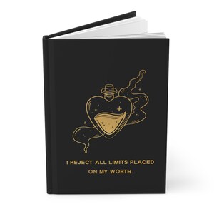 Diario di lusso in stile gotico dorato dedicato all'amor proprio, con affermazioni magiche su pozioni d'amore e Lilith, quaderno a righe.
