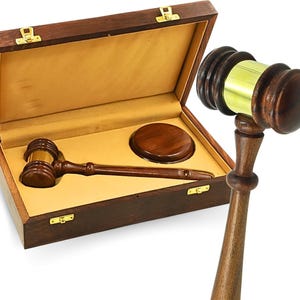 Premium Wooden Judge&#39;s Gavel Set with Sound Block Stand, Brass Band – Ideal for Courtrooms, Ceremonies, Lawyers, and Auctions wooden box