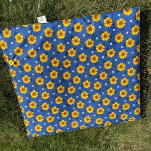 Handmade Floral Sit Mat: Waterproof Padded Foldaway for Hiking