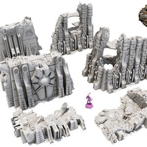 Könnte beinhalten: Eine Sammlung grauer, futuristisch aussehender Geländeteile für Tabletop-Spiele. Die Teile sind so gestaltet, dass sie zerstörte Strukturen mit komplizierten Details darstellen. Eine kleine, lila Miniaturfigur ist enthalten. Das Terrain Trench-Logo ist sichtbar.