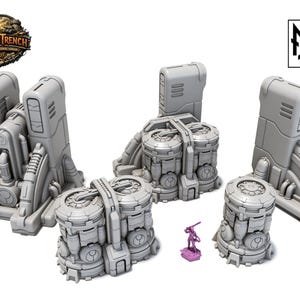 Op de afbeelding: Een verzameling grijze, futuristisch ogende terreinstukken voor tabletop gaming. De set bevat verschillende structuren met cilindrische en rechthoekige componenten, samen met een kleine, paarse miniatuurfiguur. Het Terrain Trench-logo is zichtbaar.