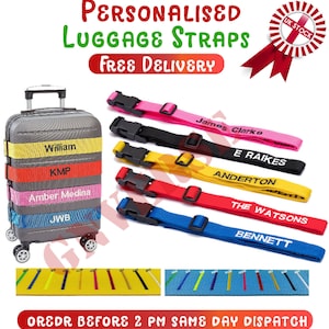 Puede incluir: Correas de equipaje personalizadas en varios colores con texto blanco. Las correas se muestran con nombres impresos en ellas, como "William", "KMP", "Amber Medina", "JWB", "James Clarke", "E RAIKES", "ANDERTON", "THE WATSONS" y "BENNETT".