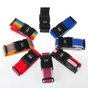 Puede incluir: Surtido de correas de equipaje de colores con candados de combinación. Las correas están hechas de diferentes materiales, incluyendo nylon, poliéster y cuero. Las cerraduras son todas negras y tienen tres diales.