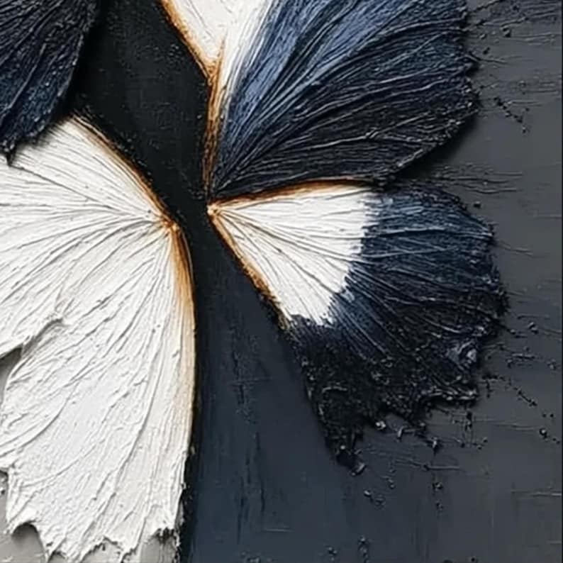 Pu&ograve; includere: Opera d'arte strutturata con un design a farfalla. Le ali della farfalla sono raffigurate in bianco, blu navy e nero, con una superficie strutturata e in rilievo. Lo sfondo &egrave; grigio scuro, creando un contrasto sorprendente.