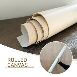 Pu&ograve; includere: Tela arrotolata, di colore beige, parzialmente srotolata, che rivela la superficie strutturata. La tela &egrave; arrotolata e conservata in un tubo protettivo beige. Le parole "ROLLED CANVAS" sono stampate in marrone.