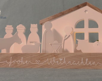 Beleuchtete 13 teilige Weihnachtskrippe im modernen Scandi-Style aus Raysin mit Eichenholz Tablett, Krippe Set. Auf Wunsch Personalisierbar