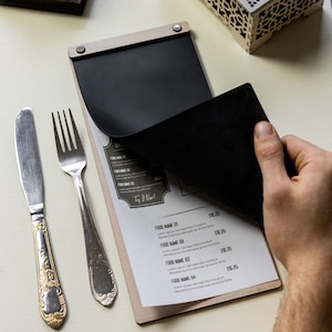 Portamenús fino de madera con funda de cuero