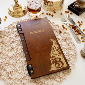 Porte-menus en bois avec charnières en cuir