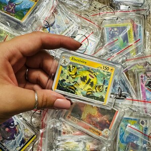 Pu&ograve; includere: Una collezione di carte da gioco Pok&eacute;mon in portachiavi di plastica trasparente. Le carte presentano vari personaggi Pok&eacute;mon, tra cui Electabuzz, Rapidash e Oddish. Le carte sono in buone condizioni e sarebbero un ottimo regalo per qualsiasi fan di Pok&eacute;mon.