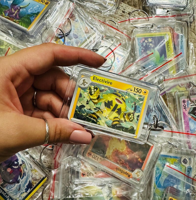 Pu&ograve; includere: Una collezione di carte da gioco Pok&eacute;mon in portachiavi di plastica trasparente. Le carte presentano vari personaggi Pok&eacute;mon, tra cui Electabuzz, Rapidash e Oddish. Le carte sono in buone condizioni e sarebbero un ottimo regalo per qualsiasi fan di Pok&eacute;mon.