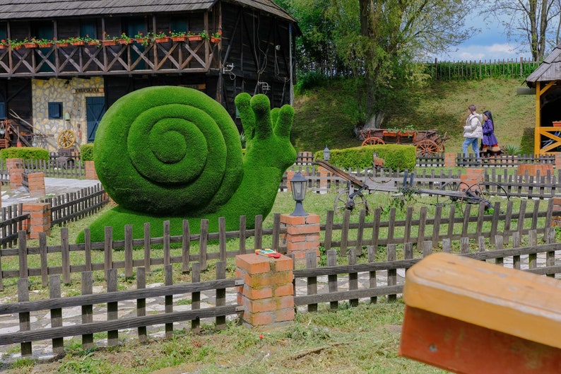 Snail artificial grass topiary fugures image 2