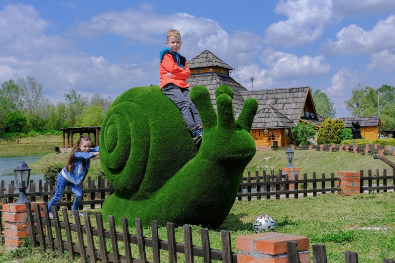 Snail artificial grass topiary fugures image 6