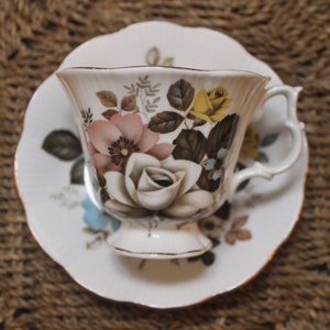 Xícara de chá e pires Royal Albert Fine Bone China - Flores do jardim inglês