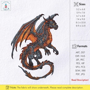 Può includere: Ricamo dettagliato di un drago con squame e ali arancioni e grigie. Il drago è raffigurato in una posa dinamica, con le ali spiegate. Il design include varie dimensioni e formati come ART, DST, EXP, HUS, JEF, PEC, PES, VIP, VP3, PCS, SEW, XXX, PDF e JPG.