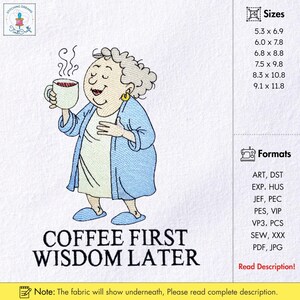 Könnte beinhalten: Stickdesign mit einer lächelnden, älteren Person in einem blauen Bademantel, die eine Kaffeetasse hält. Der Text "COFFEE FIRST WISDOM LATER" steht darunter. Erhältlich in verschiedenen Größen und Formaten.