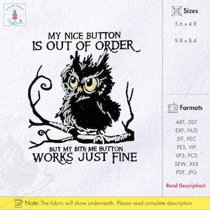 Könnte beinhalten: Ein Stickdesign mit einer schwarzen Eule auf einem Ast und dem Text "MY NICE BUTTON IS OUT OF ORDER BUT MY BITE ME BUTTON WORKS JUST FINE." Das Design misst 14,2 x 12,2 cm und 24,9 x 21,3 cm.