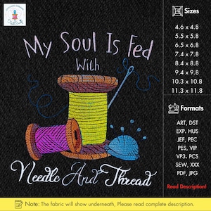 Puede incluir: Diseño bordado con el texto "My Soul Is Fed With Needle And Thread". El diseño presenta carretes de hilo en amarillo y morado, un alfiletero azul y una aguja. El fondo es negro.
