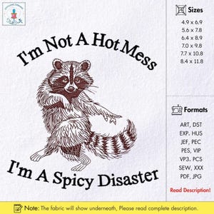 Puede incluir: Diseño bordado con un mapache y el texto "I'm Not A Hot Mess, I'm A Spicy Disaster". El mapache es marrón y blanco, con el texto en marrón oscuro. Disponible en varios tamaños, desde 12,4 x 17,5 cm hasta 21,3 x 30 cm.