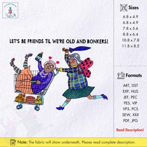 Może przedstawiać: Haftowany wzór przedstawiający dwie starsze kobiety, jedną w wózku sklepowym, a drugą biegnącą z parasolem. Tekst brzmi "LET'S BE FRIENDS TIL WE'RE OLD AND BONKERS!". Projekt zawiera babeczki i butelkę.