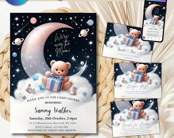 Puede incluir: Una invitación a un baby shower con un esquema de color azul y blanco. La invitación presenta un oso de peluche de dibujos animados sentado en una luna creciente con estrellas y planetas en el fondo. El texto de la invitación dice "We're over the moon!" y "Sammy Walker".