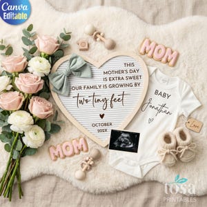 以下が含まれることがあります： 白いベビーボディ、ブーティー、そして「This Mother's Day is extra sweet, our family is growing by two tiny feet」と書かれたハート型の看板があるベビー発表。ピンクのバラと超音波検査が含まれています。
