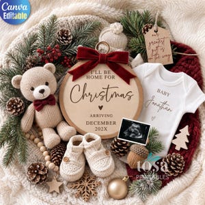 Puede incluir: Anuncio de embarazo con temática navideña. La imagen presenta un adorno de madera con el texto "I'll be home for Christmas", un osito de peluche, patucos de bebé y un body con la inscripción "Baby Jonathan". También se incluye una ecografía.