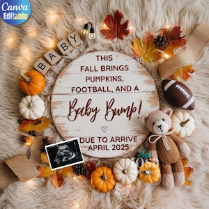 Puede incluir: Un letrero de madera blanco con el texto "This fall brings pumpkins, football, and a Baby Bump! Due to arrive April 2025". El letrero está rodeado de decoraciones de otoño, incluyendo calabazas, hojas, un balón de fútbol y un osito de peluche.