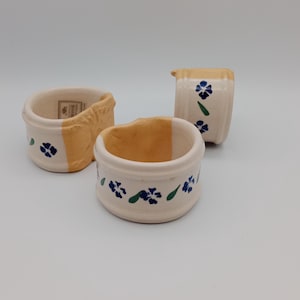 アイルランドのニコラス モスの陶器製ナプキンリング、3 個セット、青い花柄、手作り、アイルランド陶器、長さ 2.5 インチ、高さ 1 3/4 インチ、イースター、春のデザイン