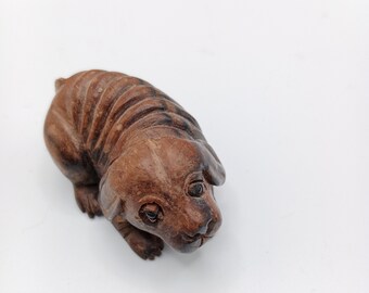 Miniatur-Hölzerne Netsuke-Schnitzerei eines liegenden Hundes, 5 cm lang, japanische Kunst, aus einer persönlichen Sammlung, Weihnachtsstrumpffüller