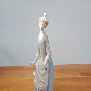 4761 Woman W/Dog LLadro, Dama de Bulevar