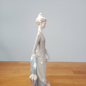4761 Woman W/Dog LLadro, Dama de Bulevar